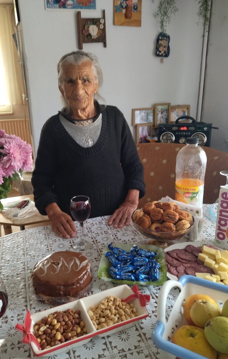 С уважението на своите съселяни и близки Иванка Рачева от с. Градище посрещна 101-я си рожден ден