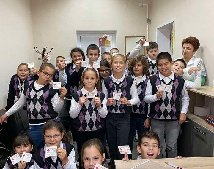 В Световния ден на добротата ученици направиха дарение на Червения кръст