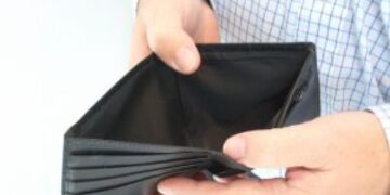 Младите затъват в дългове