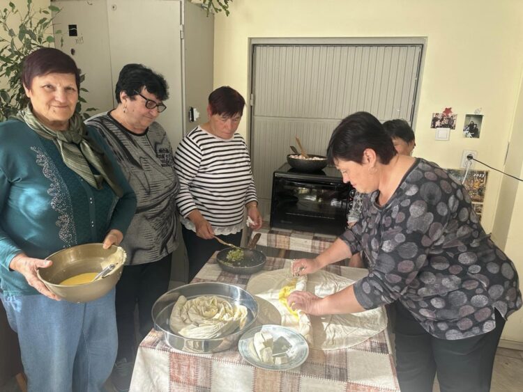 Кулинарна плетеница от хляб, лук и шарена сол си спретнаха в Крушево