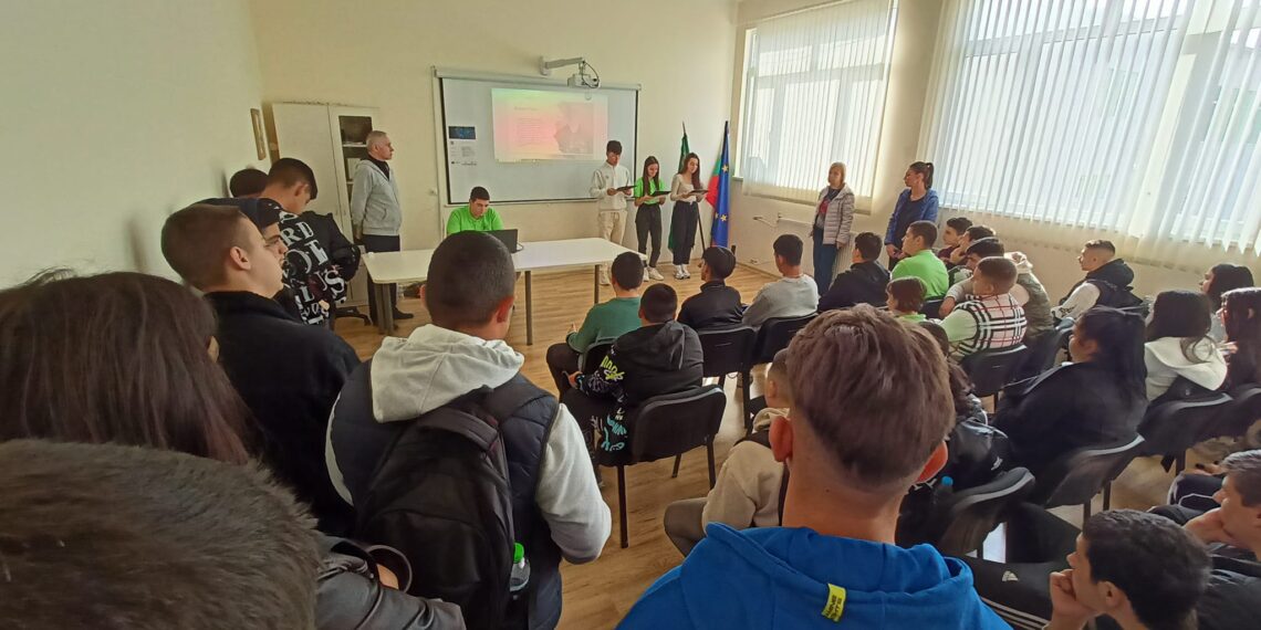 Учениците от ПГ “Марин Попов” отдадоха почит на народните будители