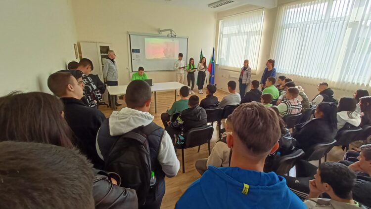 Учениците от ПГ “Марин Попов” отдадоха почит на народните будители