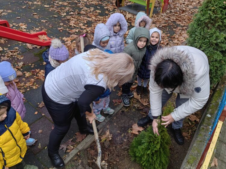 Зелена детска градина “Радост” – деца засадиха бъдеще