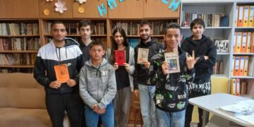 Ученици четат на ученици в Шумата, първокласници слушат приказки в Душево