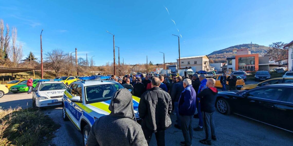 Габровските таксиметрови шофьори се включиха в националния протест, севлиевските – не