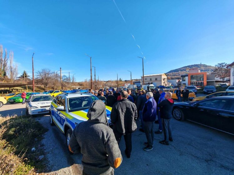 Габровските таксиметрови шофьори се включиха в националния протест, севлиевските – не