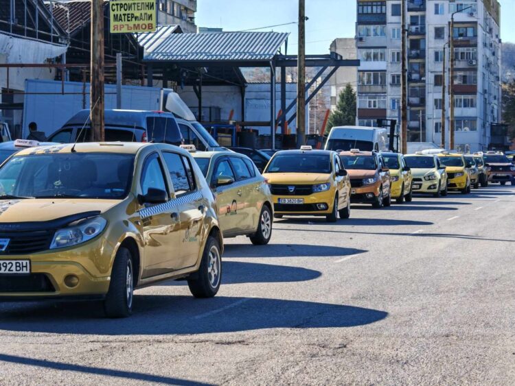 Габровските таксиметрови шофьори се включиха в националния протест, севлиевските – не