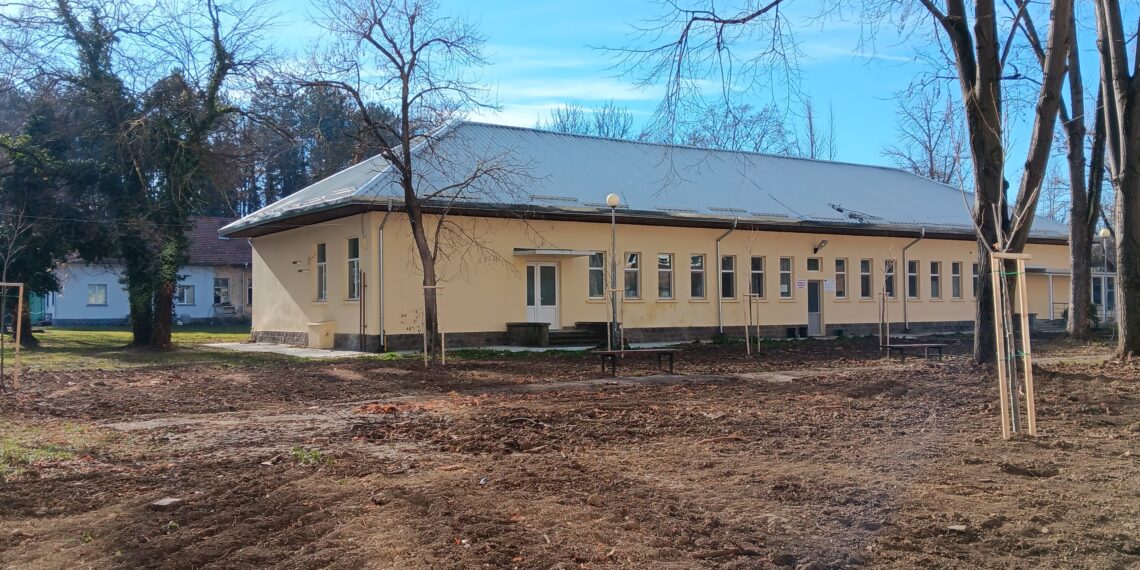 30 млади дръвчета бяха посадени в парка на МБАЛ “Д-р Стойчо Христов”