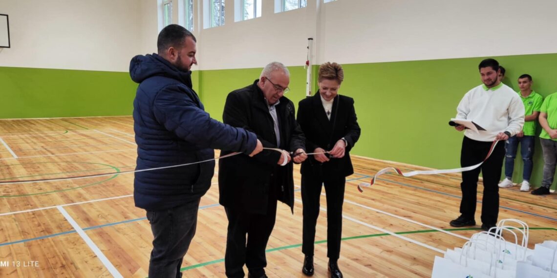Тържествено откриха новия физкултурен салон на ПГ “Марин Попов”