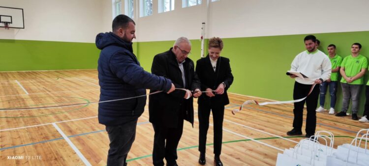 Тържествено откриха новия физкултурен салон на ПГ “Марин Попов”