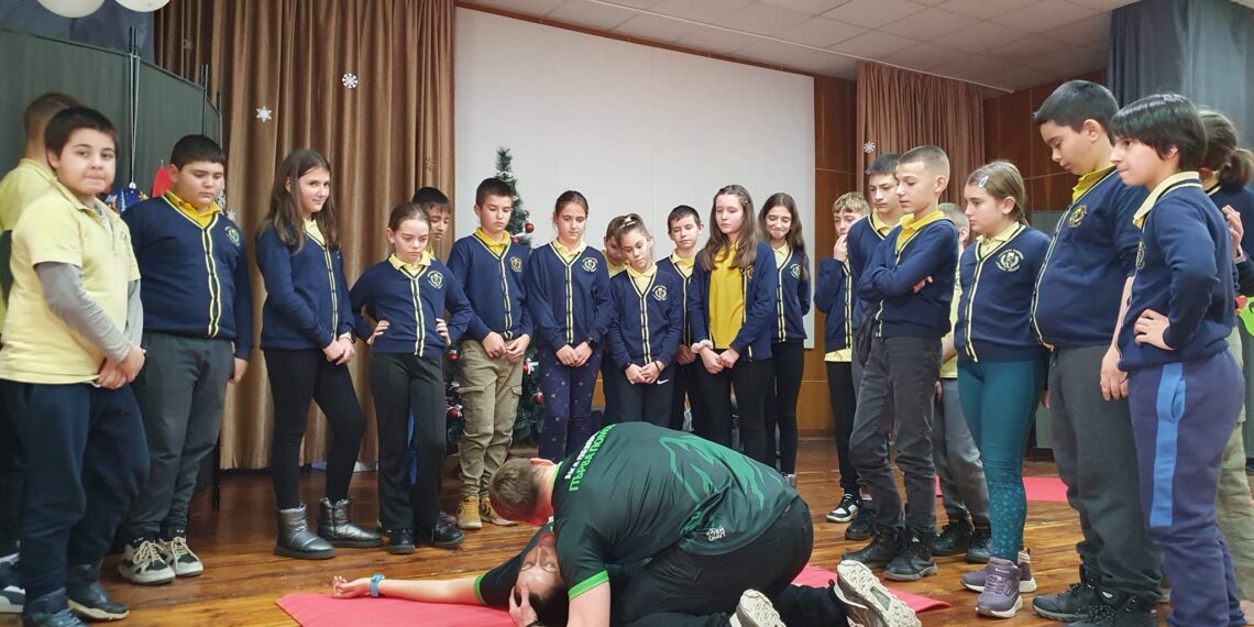 Обучиха ученици да оказват първа долекарска помощ