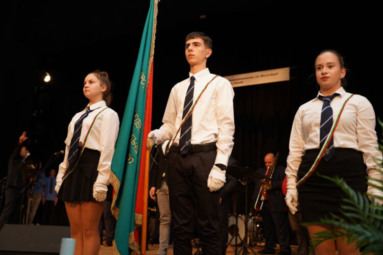 Когато познаваш своето минало и завещаните от него завети, тогава отправяш поглед към бъдещето с гордост