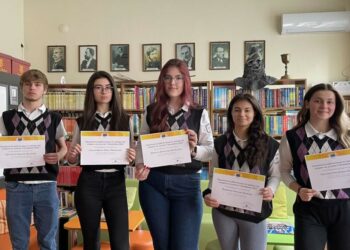 Ученици от СУ “Васил Левски” със забележителни успехи в състезание, организирано от Европейската комисия