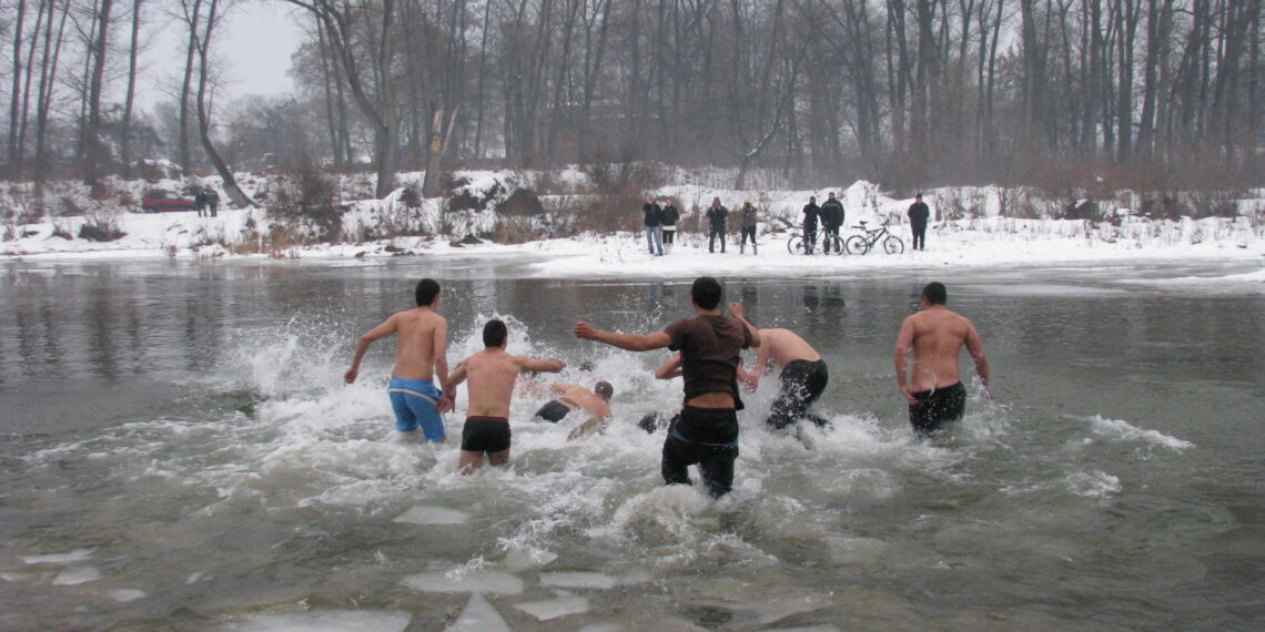 Литийно шествие и спасяване на Богоявленския кръст днес