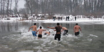 Литийно шествие и спасяване на Богоявленския кръст днес