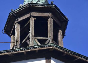 Спешни мерки за укрепване на носеща греда на часовниковата кула в Трявна