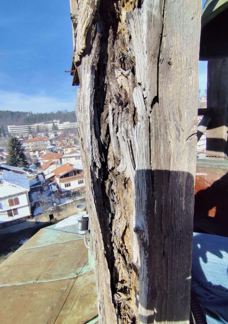 Спешни мерки за укрепване на носеща греда на часовниковата кула в Трявна