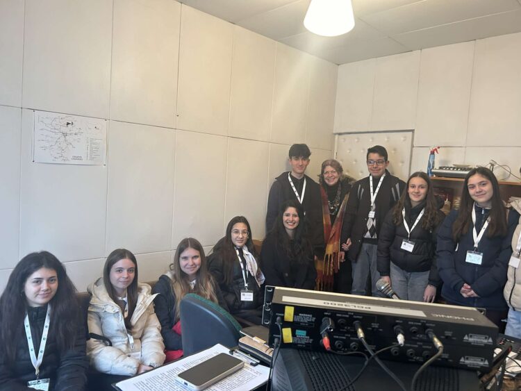 Клуб ,,Журналист” посети общинското радио