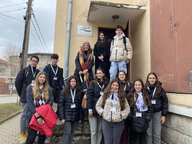 Клуб ,,Журналист” посети общинското радио