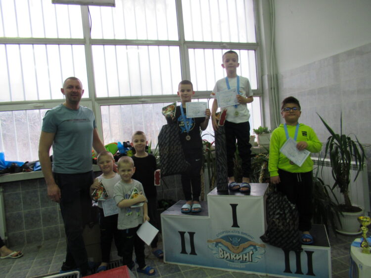 Силен интерес от малки и големи към областното по плуване