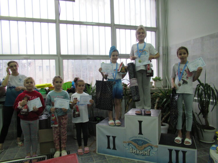 Силен интерес от малки и големи към областното по плуване