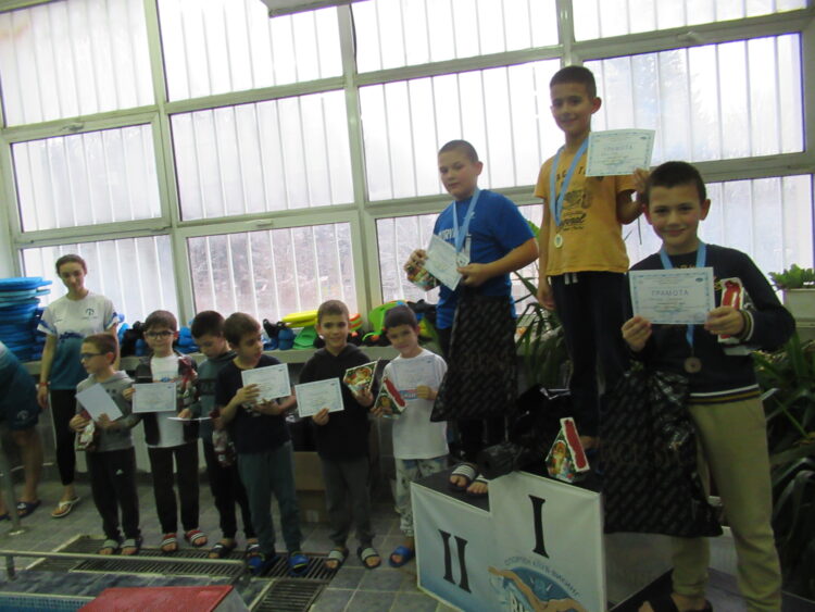 Силен интерес от малки и големи към областното по плуване