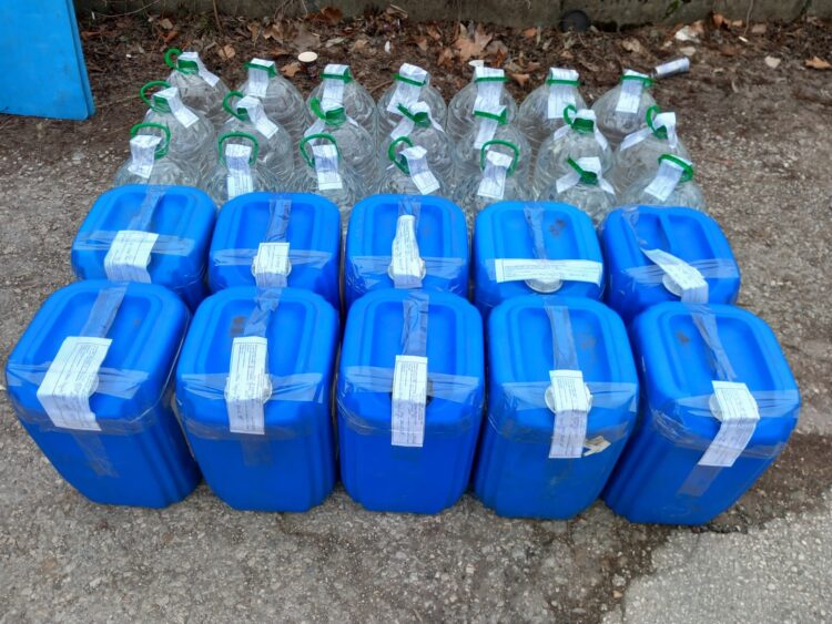 Полицията установи 410 литра спиртна течност с 91 алкохолни градуса без документи за акциз