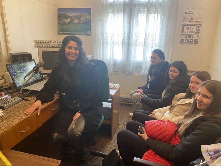 Клуб ,,Журналист” посети общинското радио