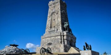 Вече година се бави ремонтът на Паметника на свободата