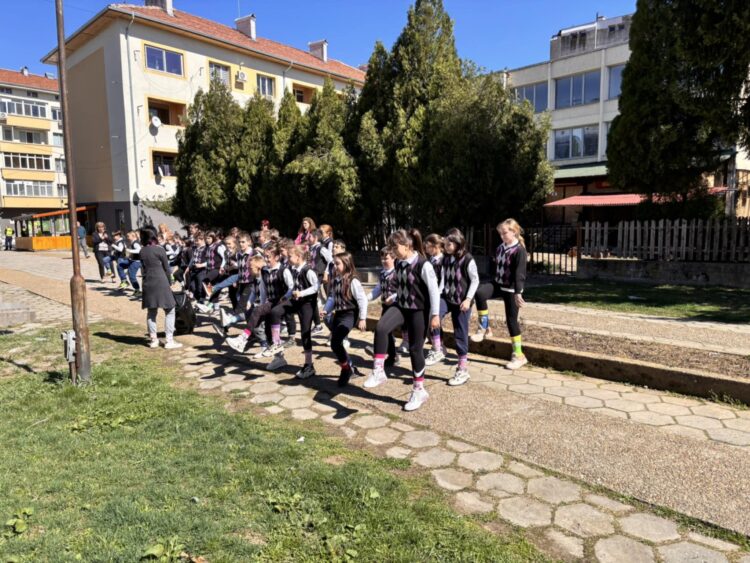 Най-малките ученици от Гимназията подкрепиха хората с Даун