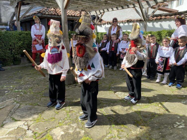 Деца гониха злите сили и прескачаха огън на Благовещение