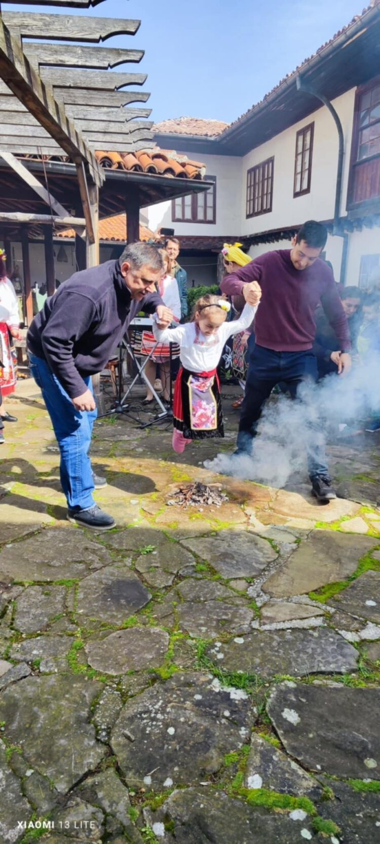 Деца гониха злите сили и прескачаха огън на Благовещение