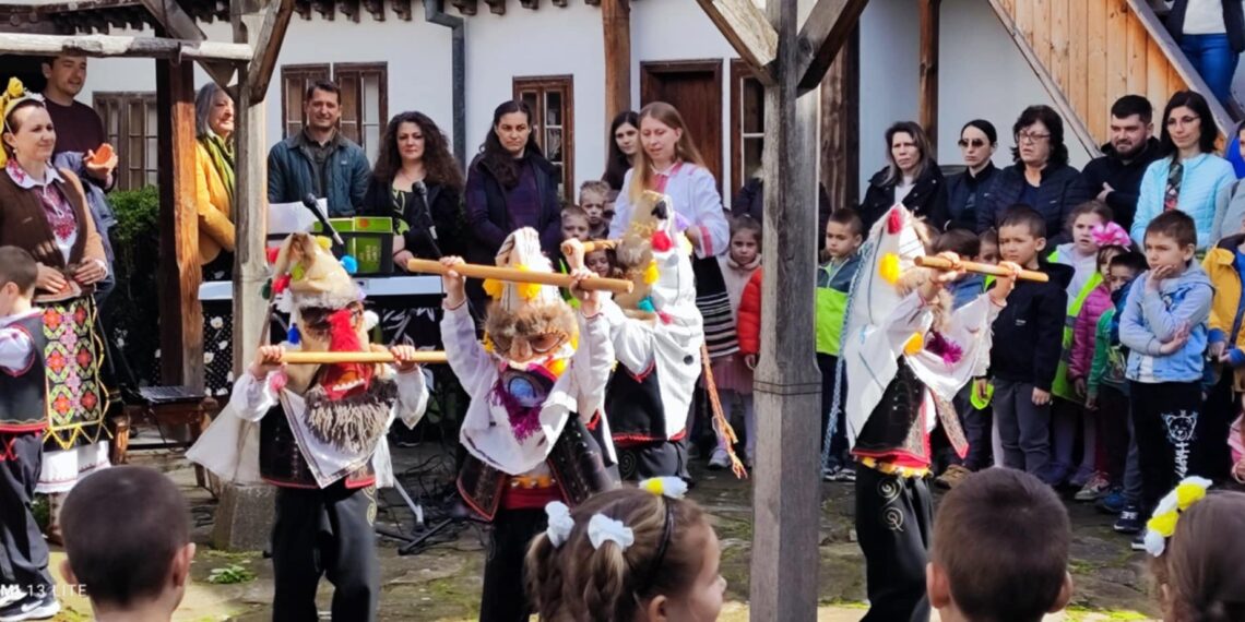 Деца гониха злите сили и прескачаха огън на Благовещение