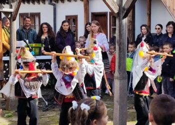 Деца гониха злите сили и прескачаха огън на Благовещение