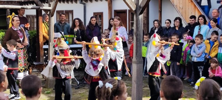 Деца гониха злите сили и прескачаха огън на Благовещение