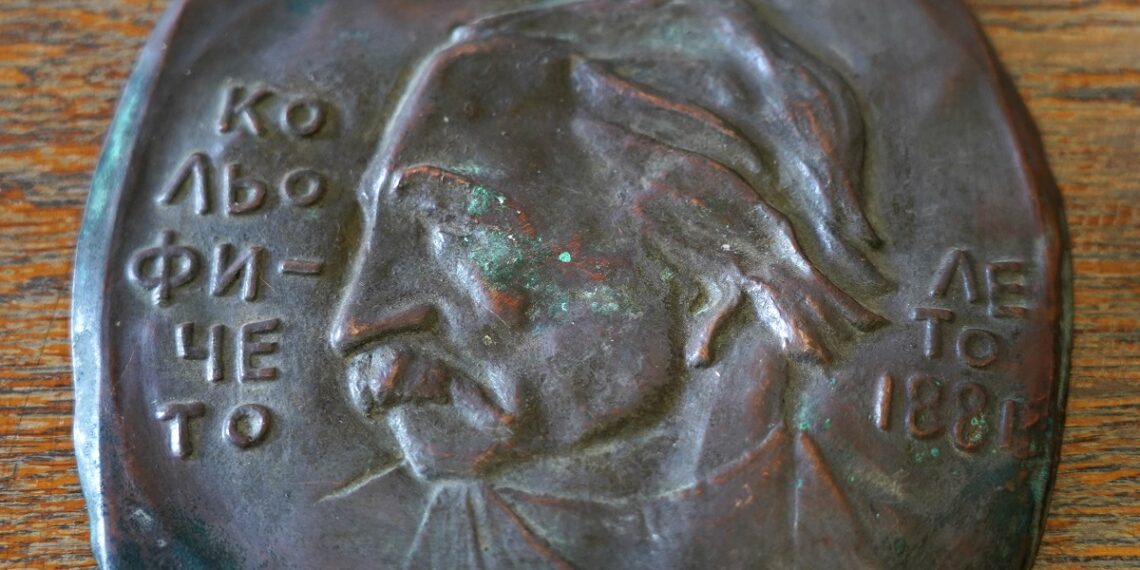 Румънец  откри и дари плочка с образа на Колю Фичето