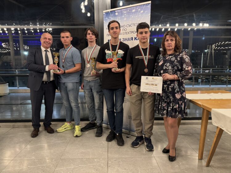 Отлично представяне на учениците от ПГМЕТ в състезанието по приложна електроника “Мога и зная как” 25