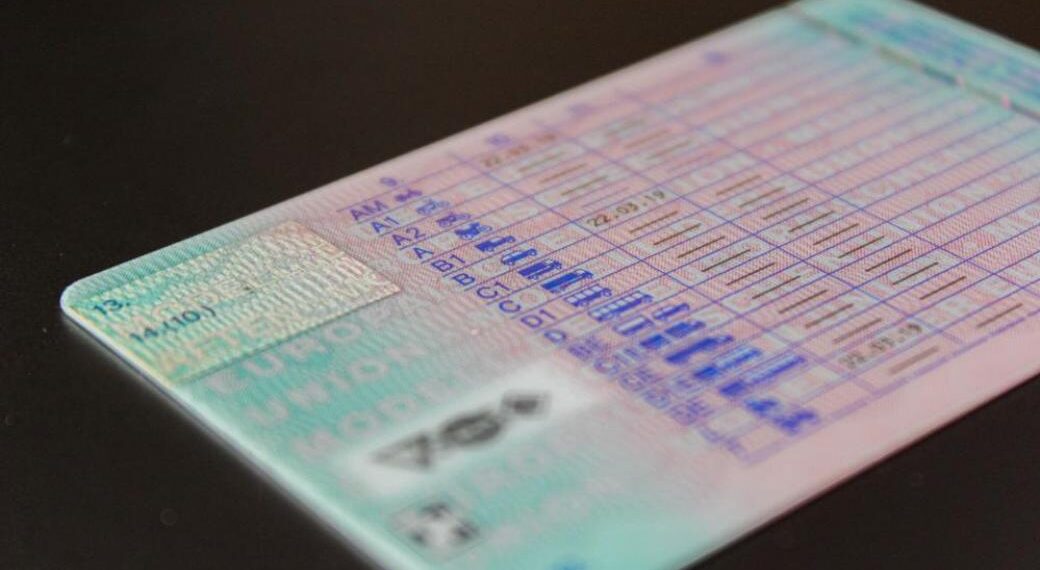 Технически проблем блокира издаването на шофьорски книжки в страната