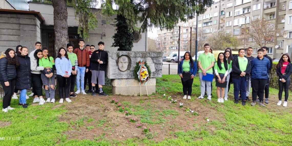 Ученици от ПГ “Марин Попов” поднесоха венец пред паметника на своя патрон