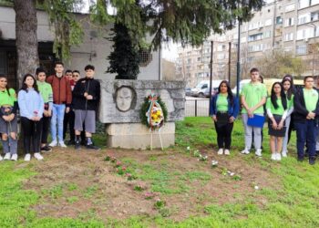 Ученици от ПГ “Марин Попов” поднесоха венец пред паметника на своя патрон