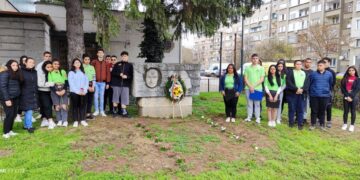 Ученици от ПГ “Марин Попов” поднесоха венец пред паметника на своя патрон