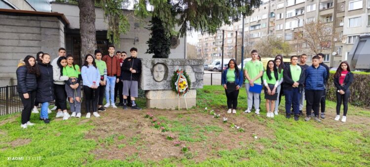 Ученици от ПГ “Марин Попов” поднесоха венец пред паметника на своя патрон