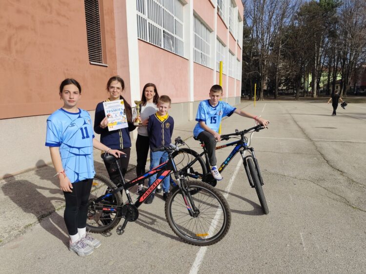 Отборите на ОУ “Ст. Пешев” и  ПГМЕТ “Ген. Ив. Бъчваров” – победители в общинския етап от състезание по безопасност на движението