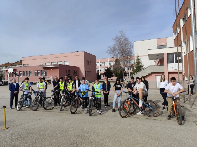 Отборите на ОУ “Ст. Пешев” и  ПГМЕТ “Ген. Ив. Бъчваров” – победители в общинския етап от състезание по безопасност на движението
