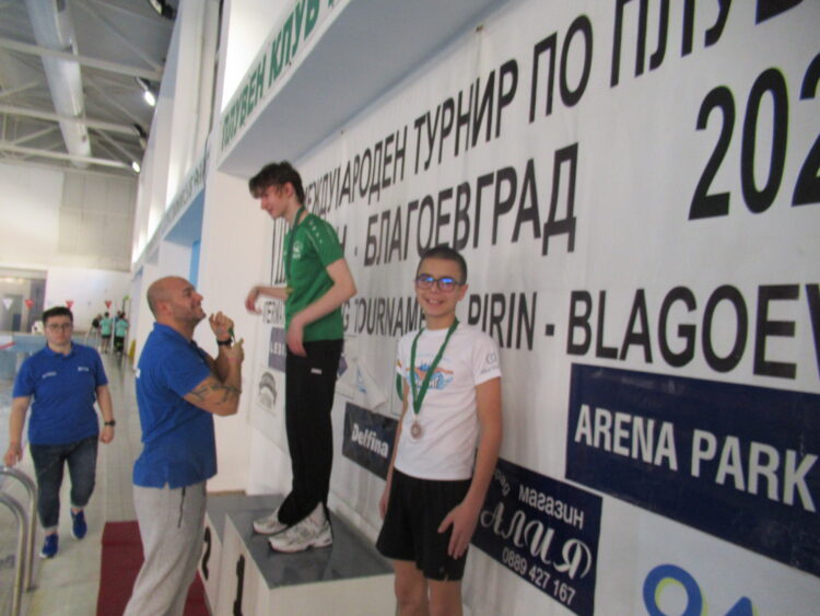 Седем отличия от Международен турнир по плуване, Християн отново над всички