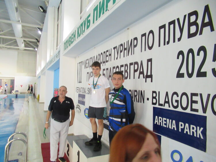 Седем отличия от Международен турнир по плуване, Християн отново над всички