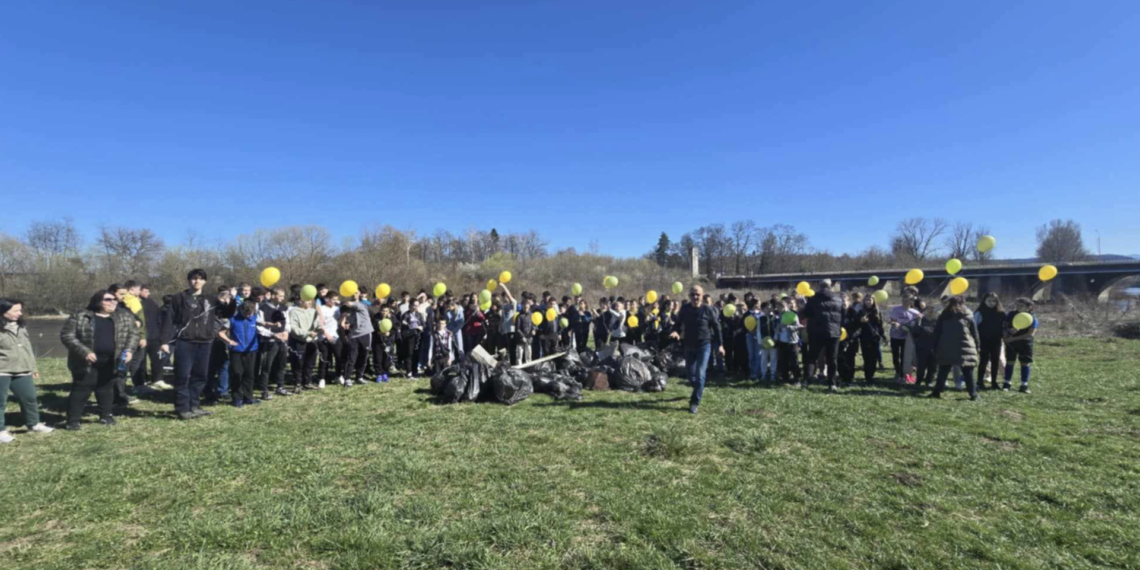 50 биоразградими балона полетяха над почистените речни брегове