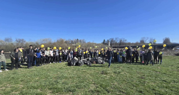 50 биоразградими балона полетяха над почистените речни брегове