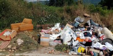 Купища боклуци в кв. Балабанца и Градница, задължиха кмета с почистването им