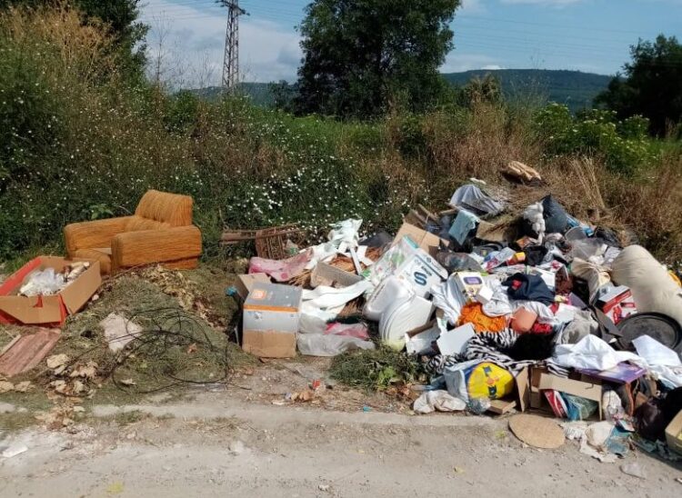 Купища боклуци в кв. Балабанца и Градница, задължиха кмета с почистването им